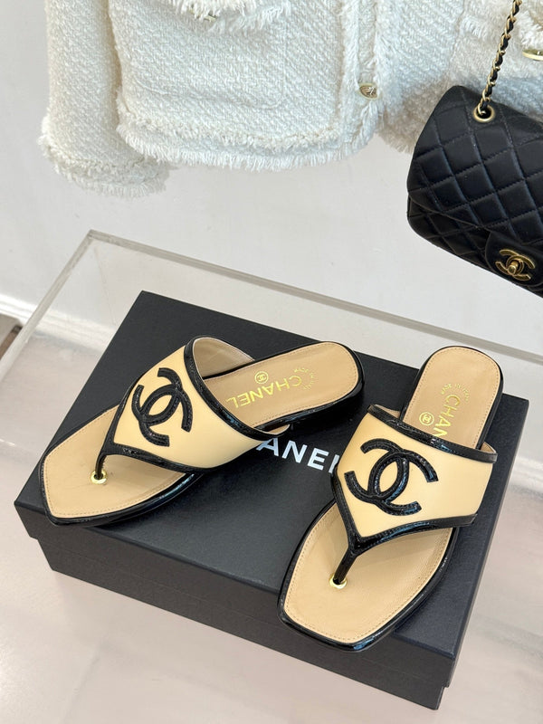 CC 26s Thong Sandal Black Beige Lambskin Patent Leather 917802