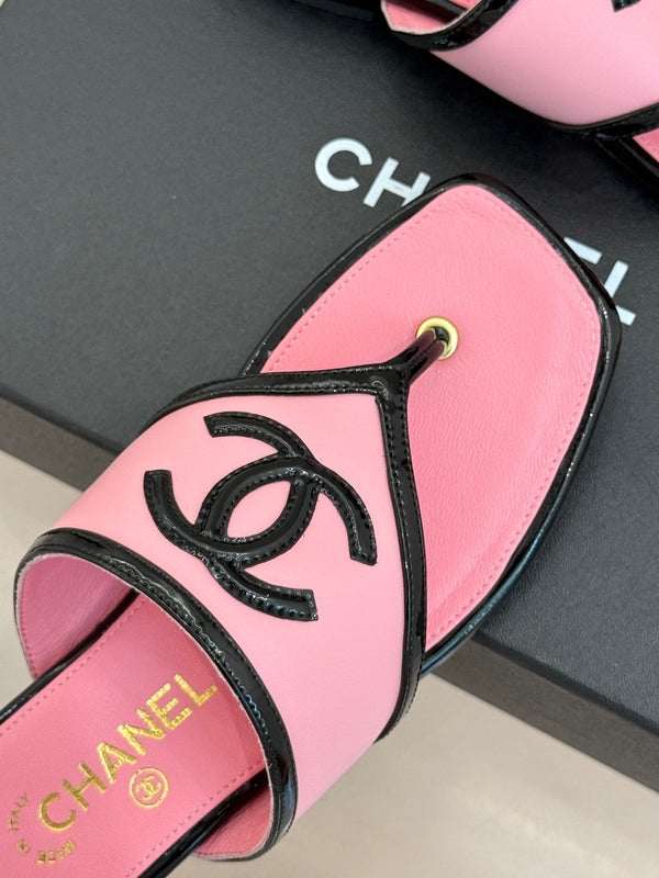 CC 26s Thong Sandal Black Pink Lambskin Patent Leather 917804