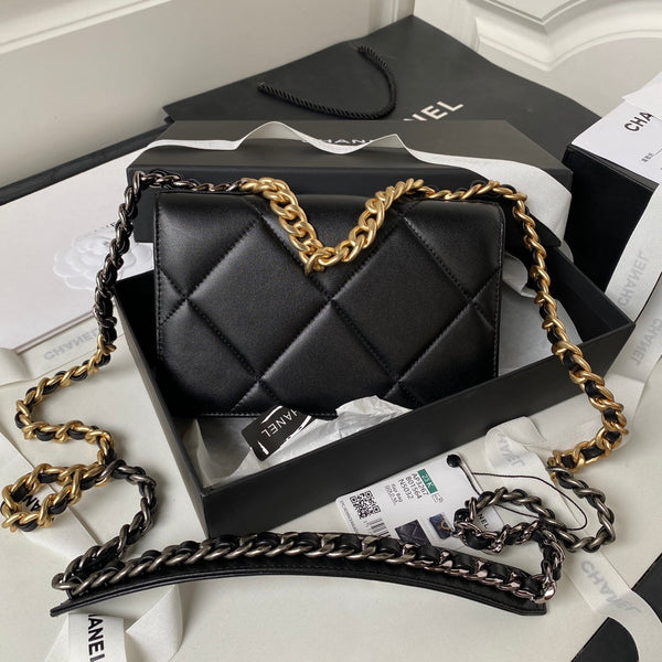 19 WOC 19CM BLACK LAMBSKIN GOLD HARDWARE