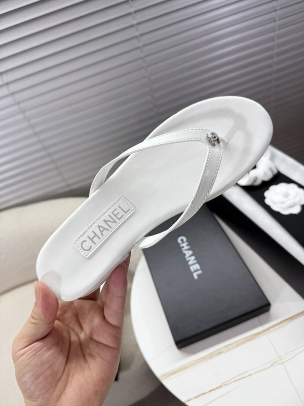 CC 25SS Thong Sandals Double C Rhinestone White Sheepskin 352434