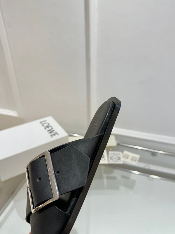 Loew Petal Buckle Slide Black Leather 881316