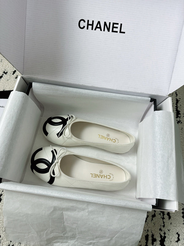 CC 26s Coco Beach Ballet Flats White Quited Lambskin 741121