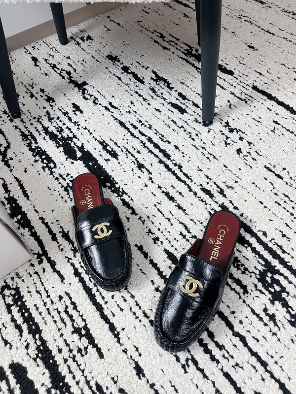 CC 26A Métiers d’art 2026 Mules Black Glossy Sheepskin 900756