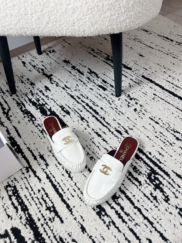 CC 26A Métiers d’art 2026 Mules White Glossy Sheepskin 900758