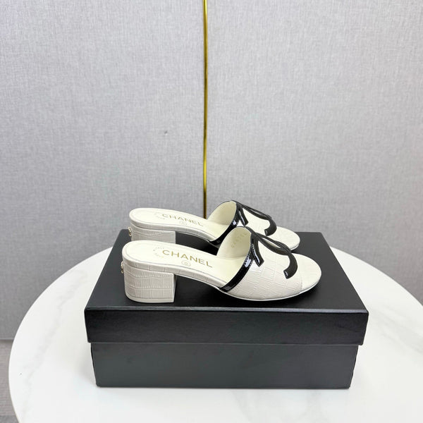 CC 26s Block Heel Sandals 4cm White Crocodile-Embossed Calfskin