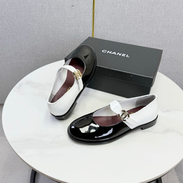 CC 26s Mary Jane Flats Black White Patent Leather 904494