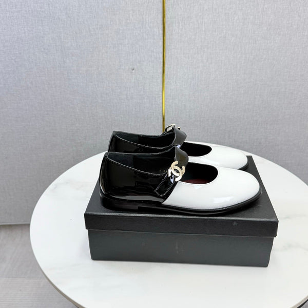 CC 26s Mary Jane Flats Black White Patent Leather 904498