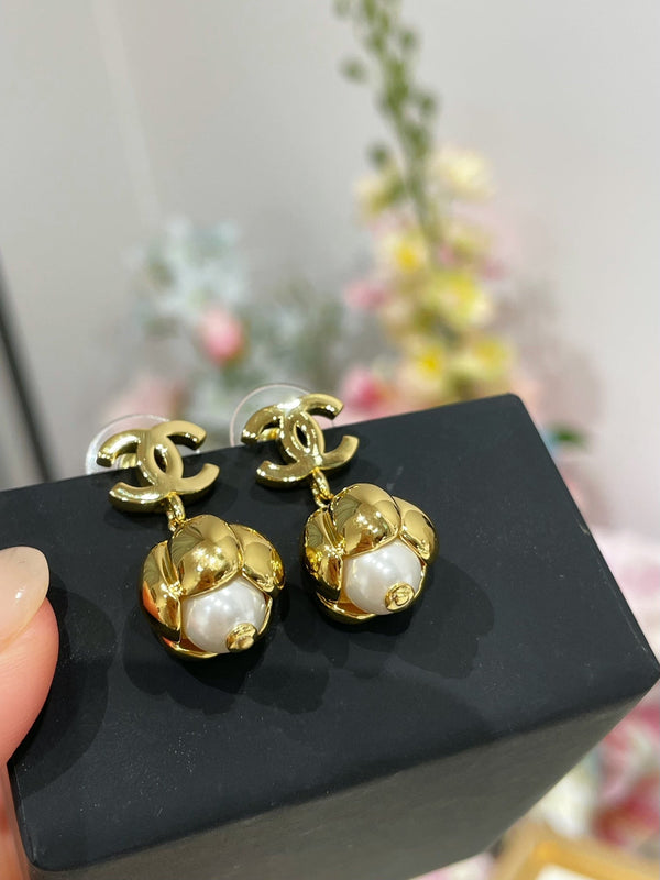 CC 26FW Gorgeous Gold Pearl Earrings 016