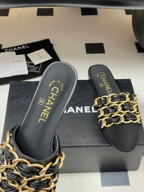 CC 25B Chain Closed Toe Flat Mule Black Sheepskin 393890