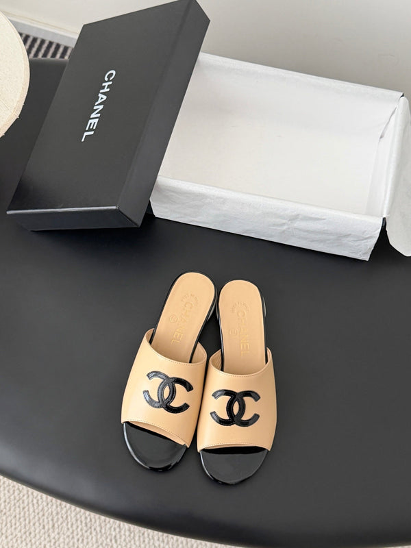 CC 26SS Mary Jane Slippers Black Beige Lambskin Patent Leather 670616
