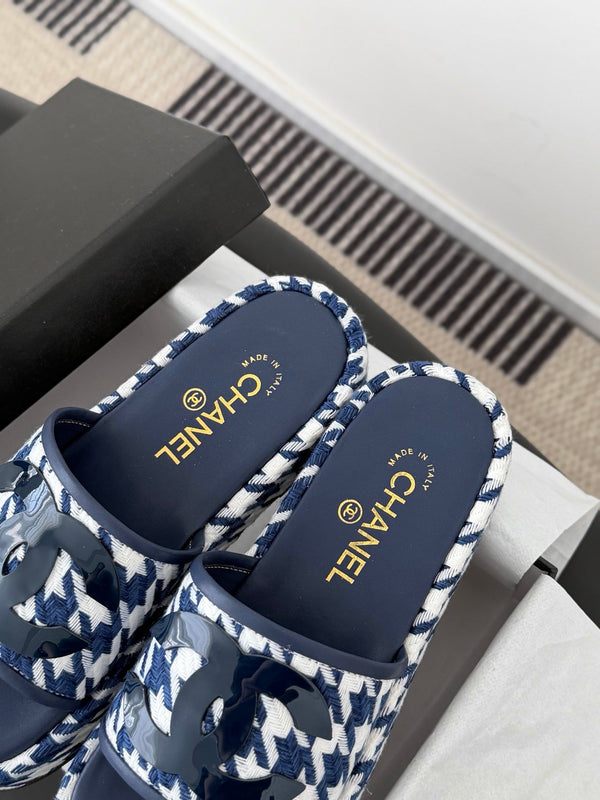 CC 26ss Slippers White Navy Blue Sheepskin Woven 670368