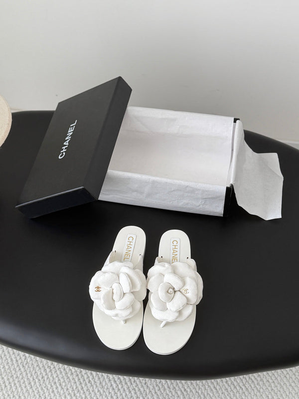 CC 26K Camellia Slippers White Suede 914835