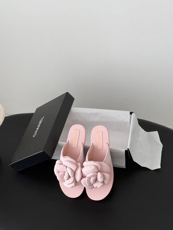 CC 26K Camellia Slippers Light Pink Suede 914836