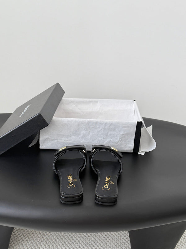 CC 26s Buckle Slippers Black Leather 829744