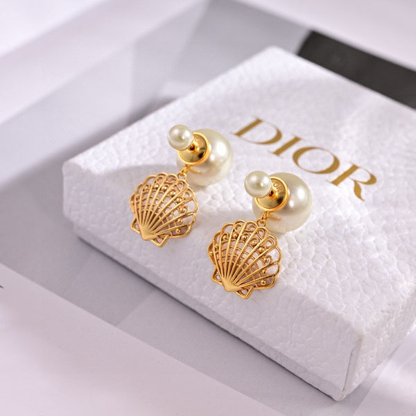 CD 26S Pearl Shell Drop Earrings In Gold Tone Metal 631865