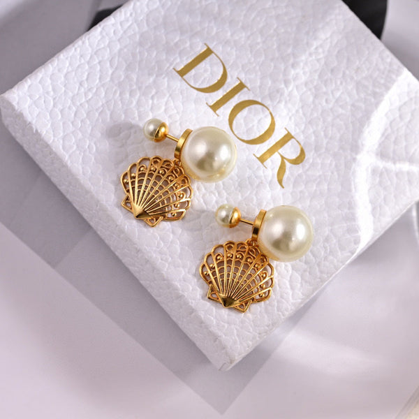 CD 26S Pearl Shell Drop Earrings In Gold Tone Metal 631865