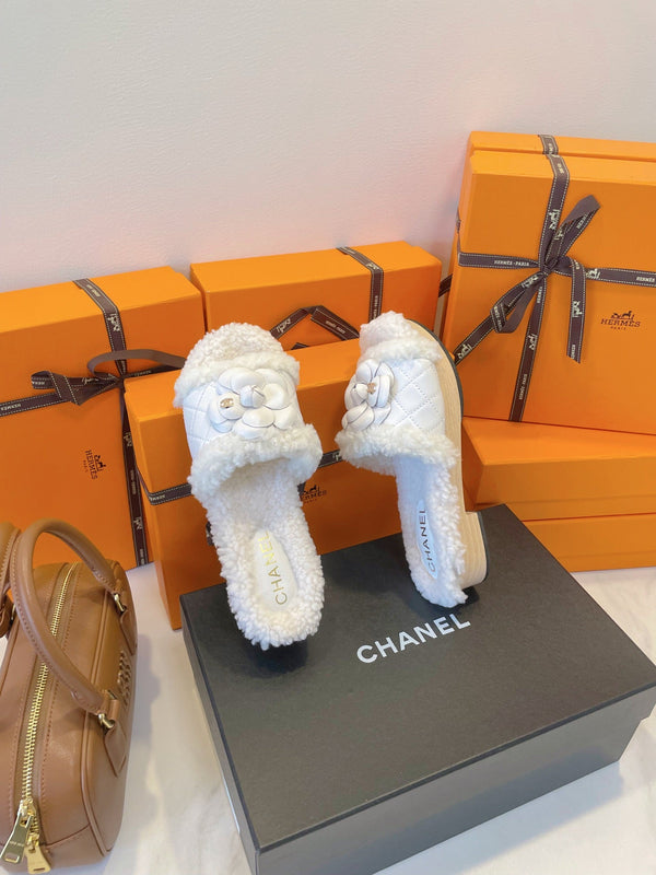 CC 25C Logo Slippers 50mm White Shearling Wood Sheepskin 423695