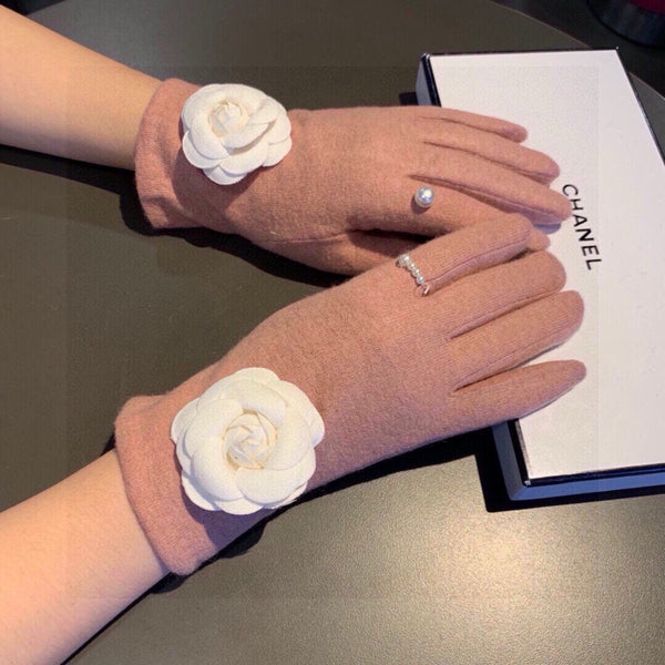 GLOVES IN CREPE PINK WOOL WITH LARGE WHITE FLOWER 464992