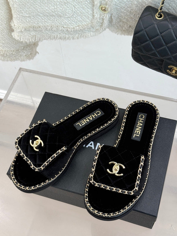 FLAT CHAIN HEART SLIPPER IN BLACK VELVET