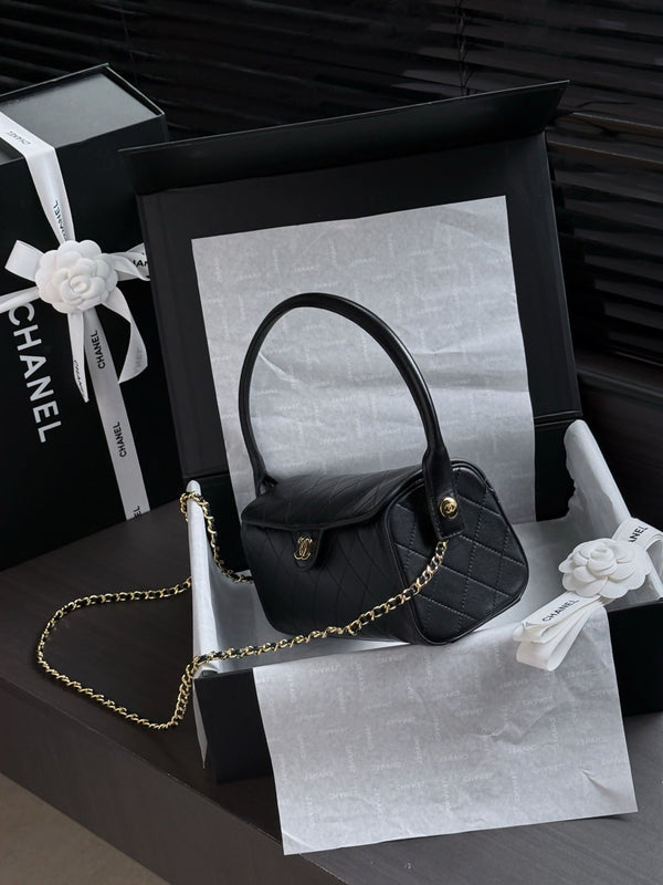 CC 26s Clutch With Chain 23cm Black Crocodile Calfskin