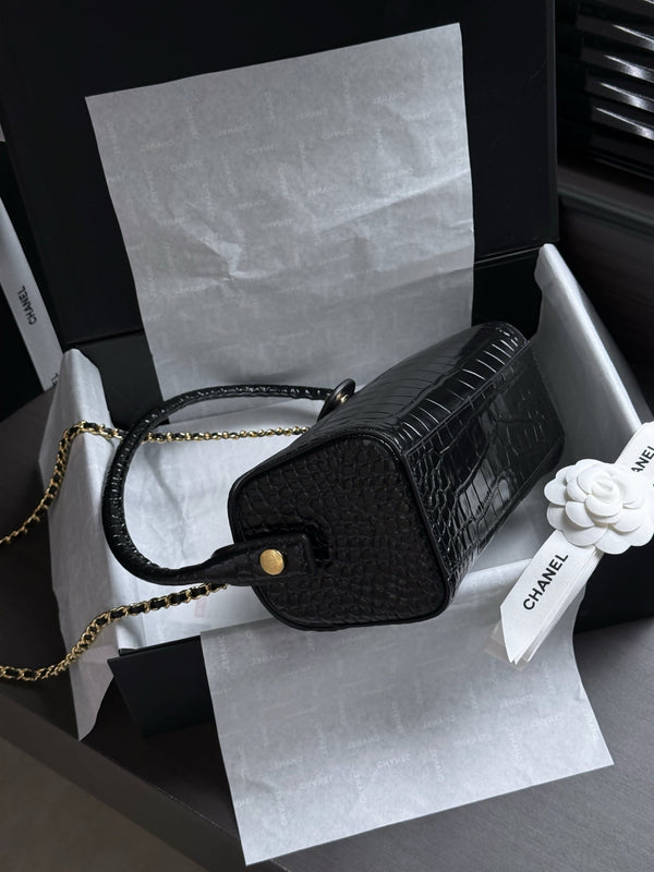 CC 26s Clutch With Chain 23cm Black Crocodile Embossed Calfskin