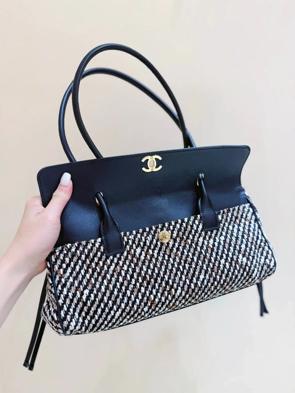 CC 2026 "Urban Essential" East West Bag 30.5 Black Tweed Calfskin 354066