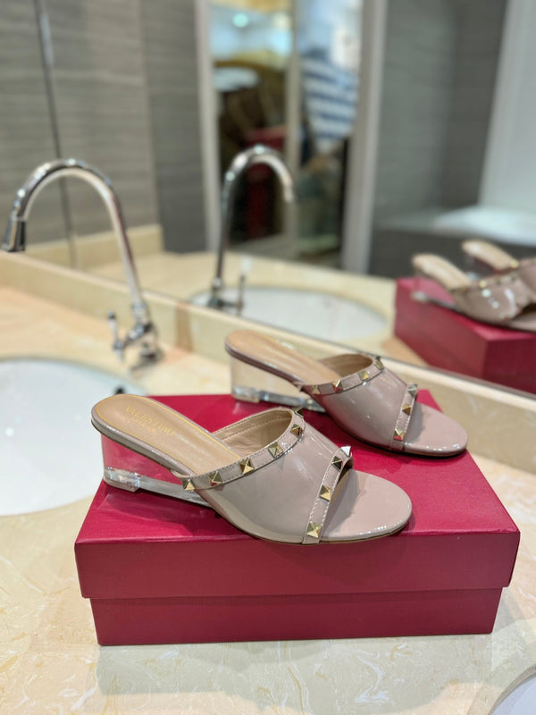 ROCKSTUD MULE SANDALS WITH TRANSPARENT HEEL IN CREPE PINK CALFSKIN