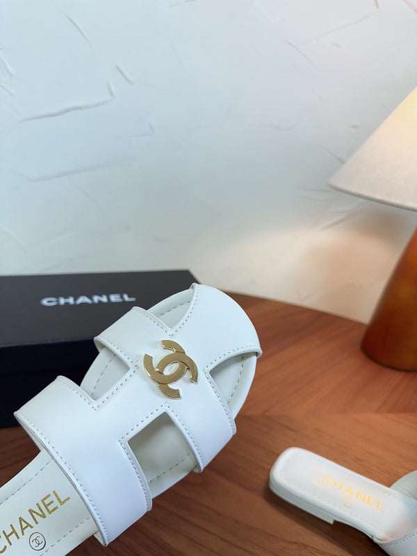 CC 26s Slipper White Lambskin 827260