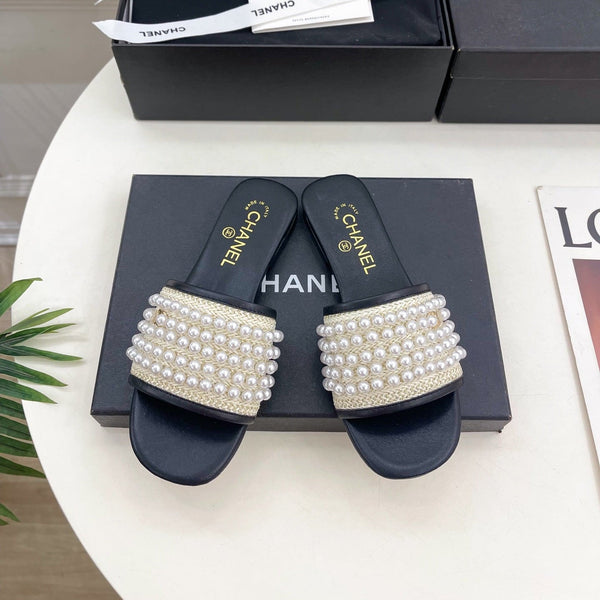 CC Flat Sandal In White Mix Black Calfskin