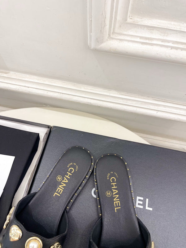 CC 26s Flat Sandals Black Lambskin Charm-Decorated