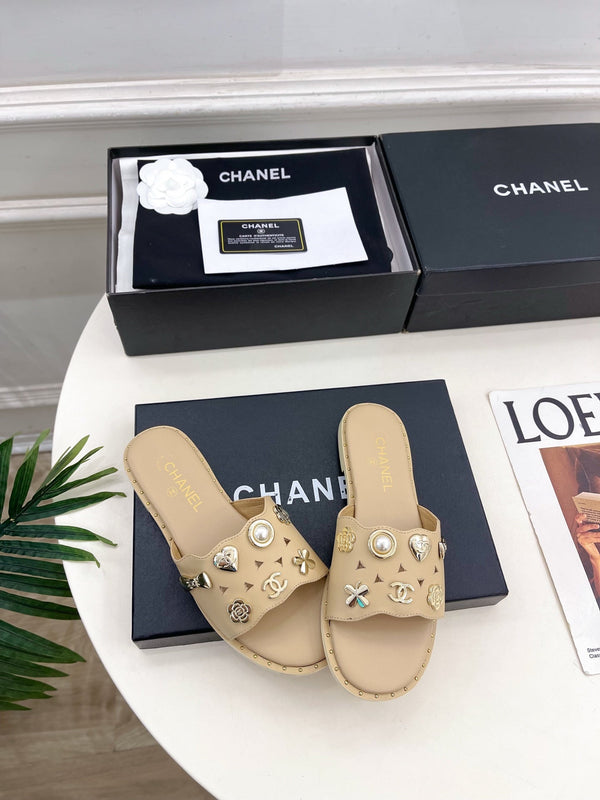 CC 26s Flat Sandals Beige Lambskin Charm-Decorated