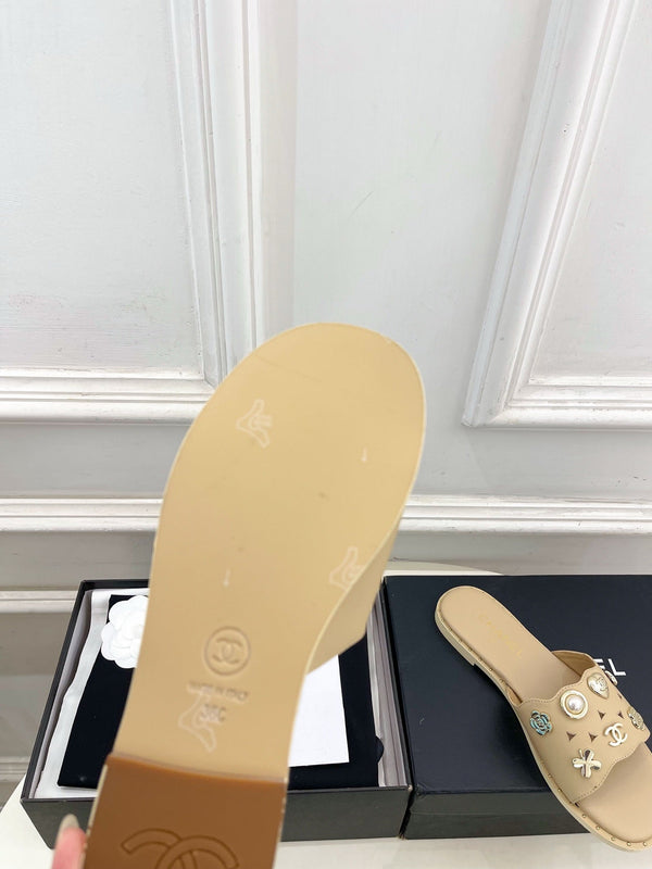 CC 26s Flat Sandals Beige Lambskin Charm-Decorated