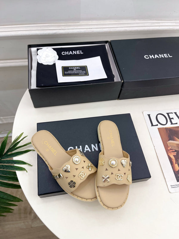 CC 26s Flat Sandals Beige Lambskin Charm-Decorated