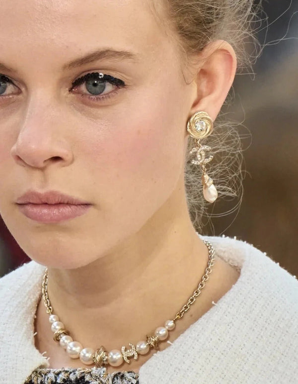 25S TWISTED RIBBED DOUBLE C IN GOLD METAL LONG PEARL PENDANT EARRINGS