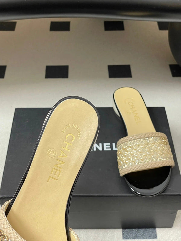 CC 26s Pearl Flat Sandals Beige Patent Leather 649541
