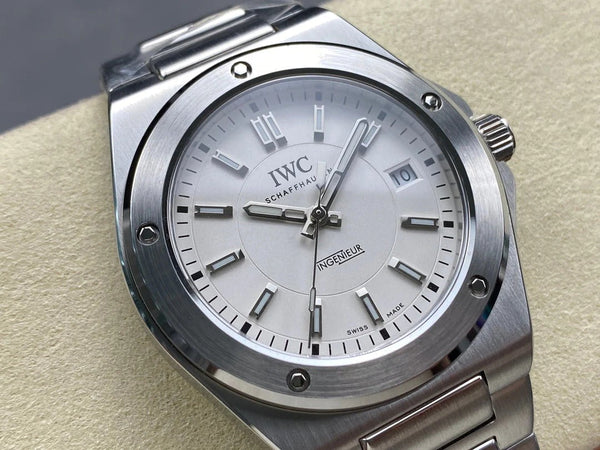 IWC Ingenieur 40mm Cream Dial Sliver White Numerals Steel Case