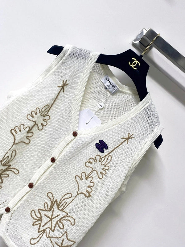 CC 2026 White Sleeveless Knit Vest Gold Embroidery Wool 416251