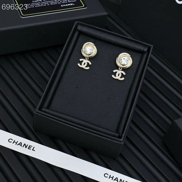 PENDANT EARRINGS IN GOLD METAL WHITE CRYSTAL TWISTED RIBBED DOUBLE C